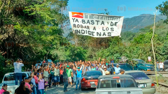 Comuneros mantienen bloqueo en mina de Aquila, Michoacán; exigen trabajos de reforestación y pago de adeudos