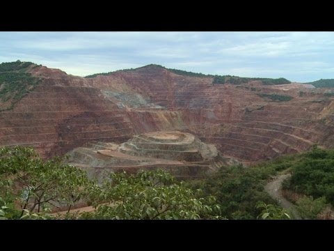 Video. Minera canadiense desentierra oro y ciudadanos exhuman cadáveres en México